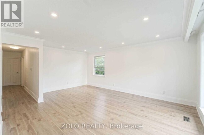 Building Photo - 525 Lynett Crescent