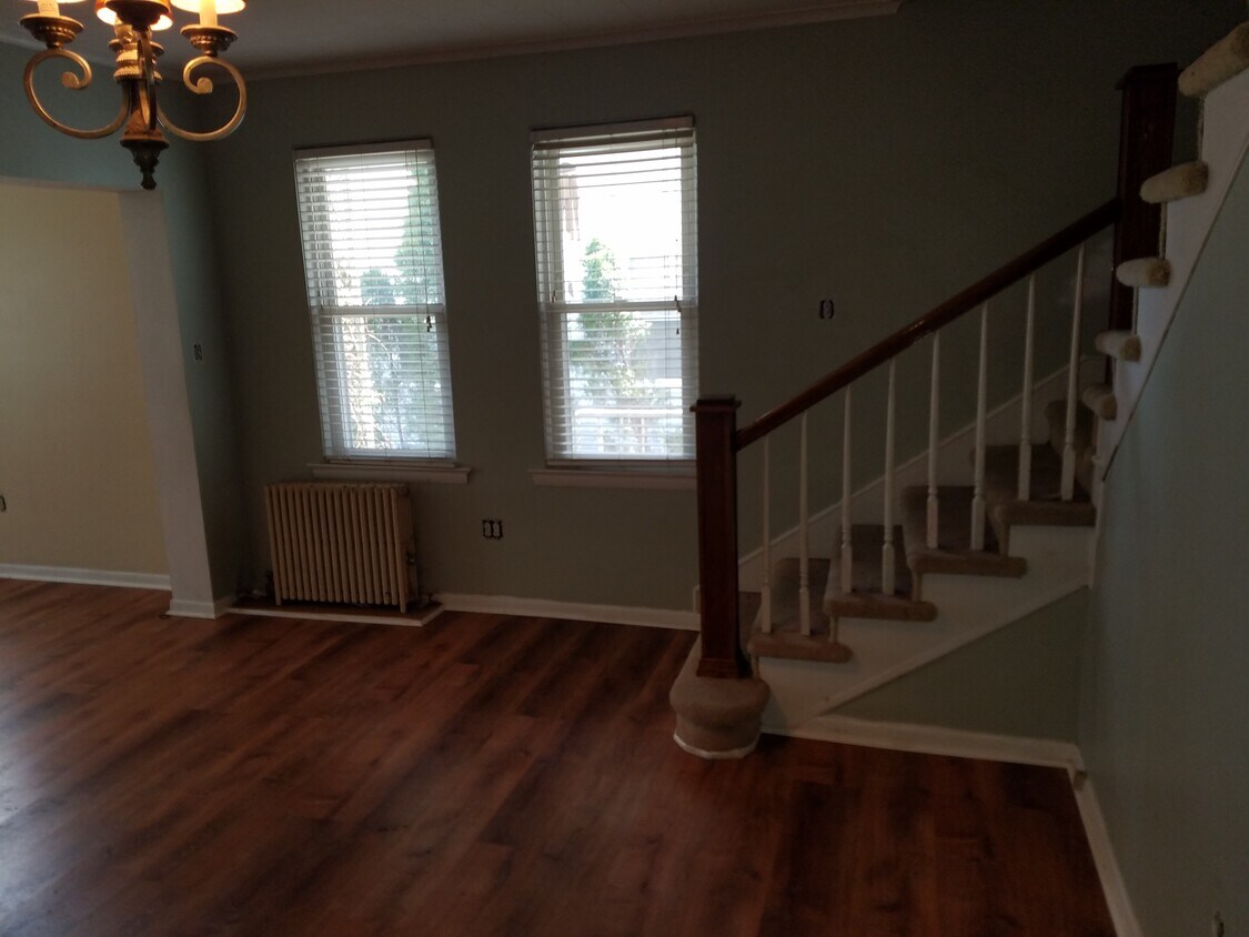 Sitting room/stairway - 58 W Vaughn St