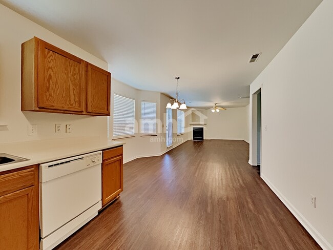 Building Photo - 117 Rock Glen Ct