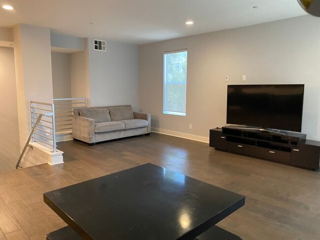 Building Photo - Beautiful Townhouse 3 Bedroom + 3 Bathroom