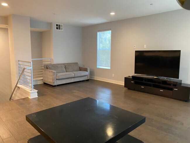 Foto del edificio - Beautiful Townhouse 3 Bedroom + 3 Bathroom