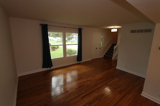 Building Photo - Beautiful 4 bedroom colonial in Lake Geneva
