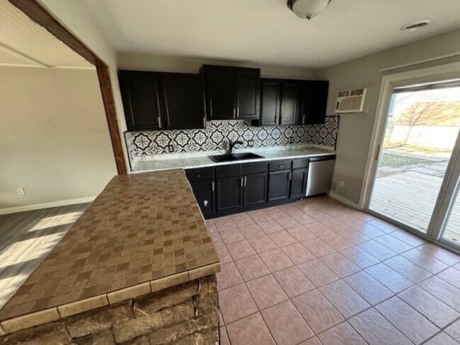 Building Photo - Spacious Roseville Three Bedroom home