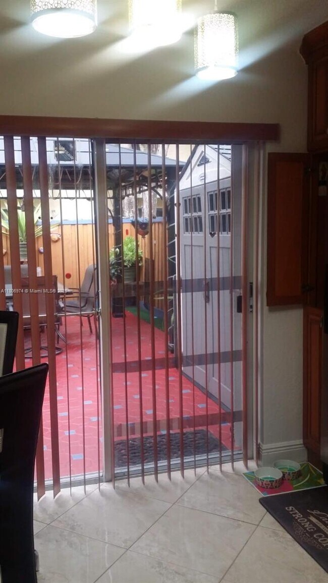 Foto del edificio - 680 NW 82nd Pl