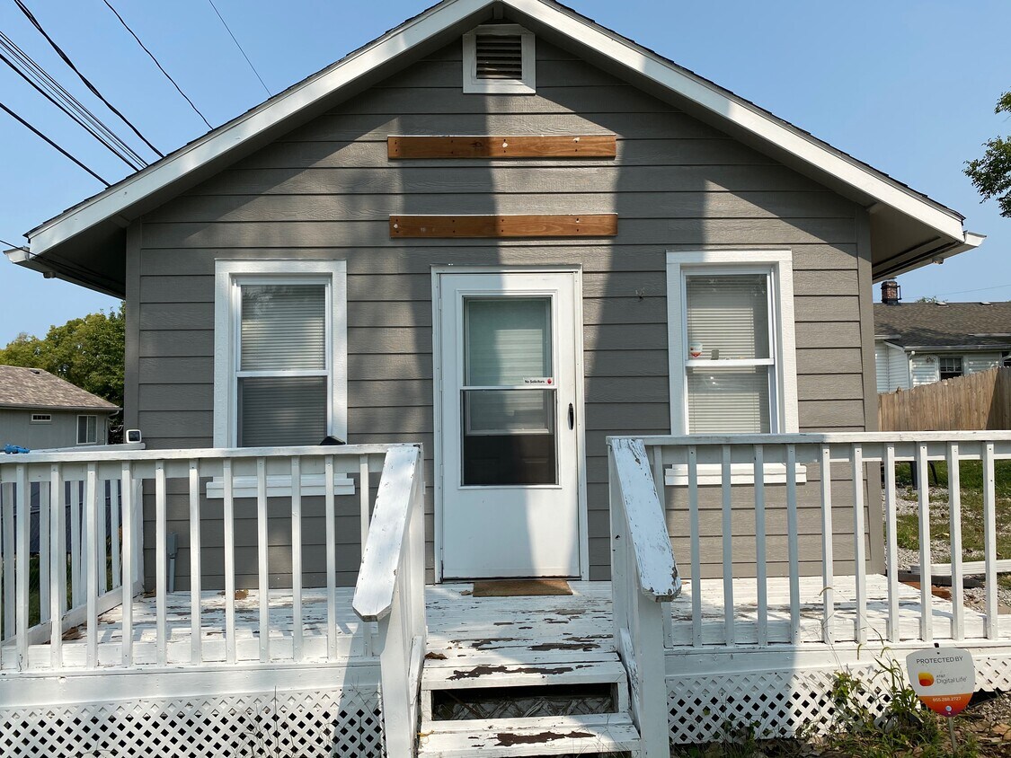 Primary Photo - 4206 NE 43rd Ter