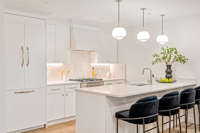 Building Photo - 421 Saratoga St