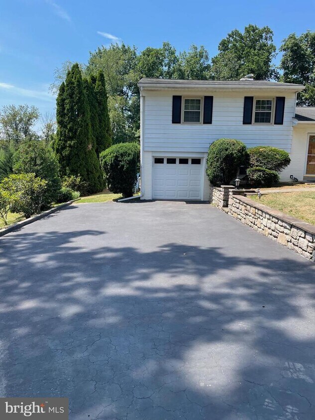 21 W Golf Club Ln, Paoli, PA 19301 House for Rent in Paoli, PA