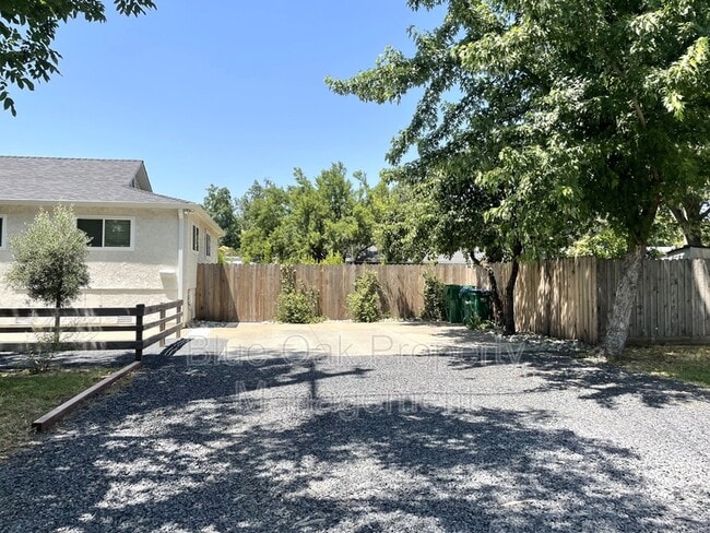 Building Photo - 352 E 7th Ave