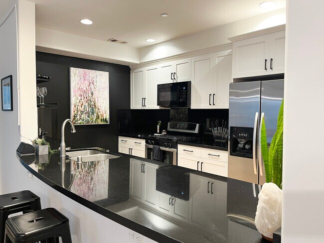 Foto del edificio - 5037 Rosewood Ave