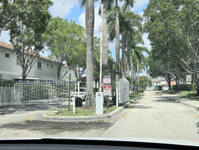 Foto del edificio - 20808 NW 1st St