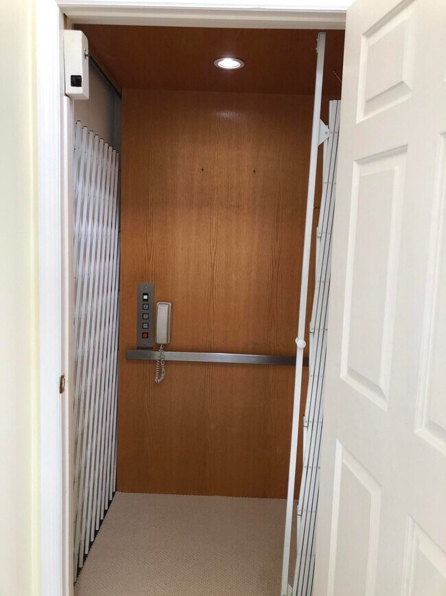 Building Photo - 16870 Island Cove Dr