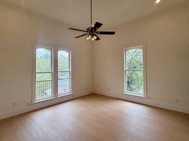 Building Photo - Charming Remodeled 1 Bedroom 1 Bathroom Up...