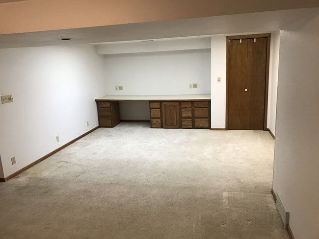 Large living room w/ built-in desk/storage - 3117 Northwood Dr