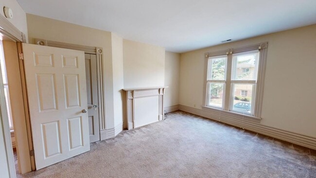 Building Photo - 5 BEDROOMS + 2 FULL BATHROOMS + 5 FREE OFF...
