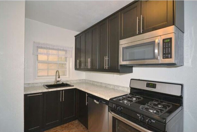 Foto del edificio - 353 E Hector St