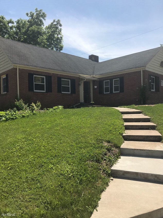 Primary Photo - 4 br, 1.5 bath House - 401 W Grand River Ave