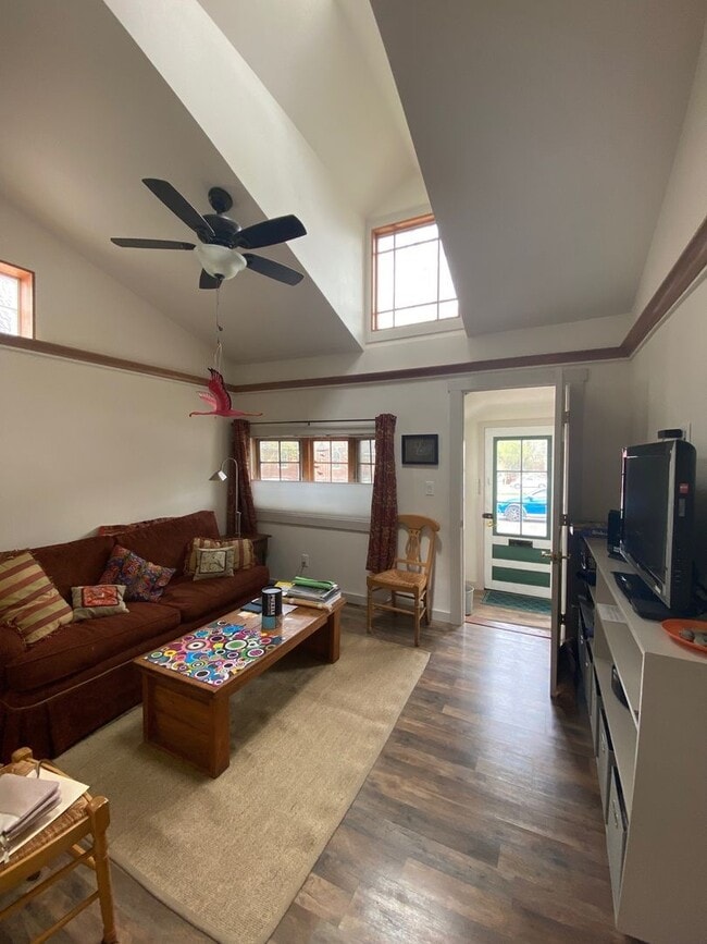 Building Photo - Furnished One Bedroom plus Office One Bath...