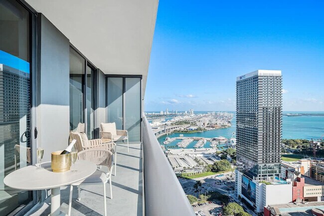 Foto del edificio - 601 NE 1st Ave