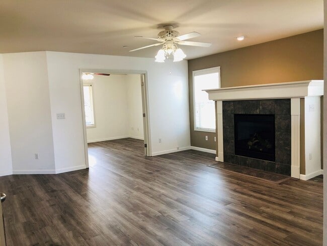 Building Photo - Lovely DuPont home, 3 beds, 2.5 baths