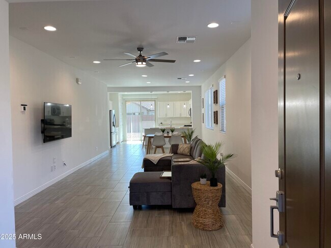 Building Photo - 9137 W Sells Dr