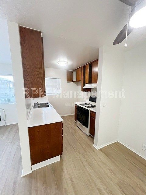 Foto del edificio - 6624 Sylmar Ave