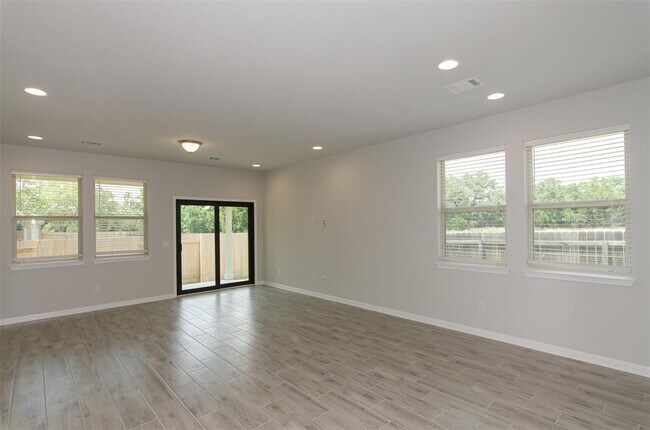 Building Photo - 905 Olive Creek Dr