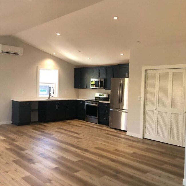 Building Photo - 261 Sixth St