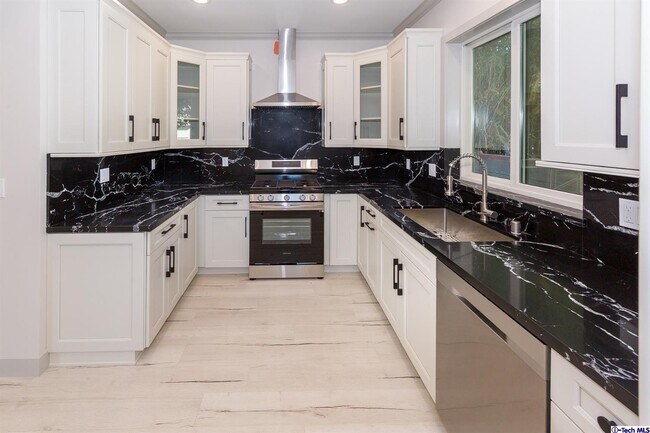 Foto del edificio - 13849 Gilmore St