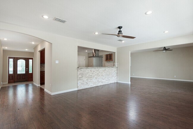 Building Photo - Wonderful Home with Swimming Pool!