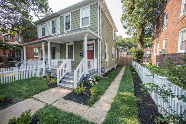 Building Photo - Lovely 2 BR/1.5 BA Semi-Detached Home in C...