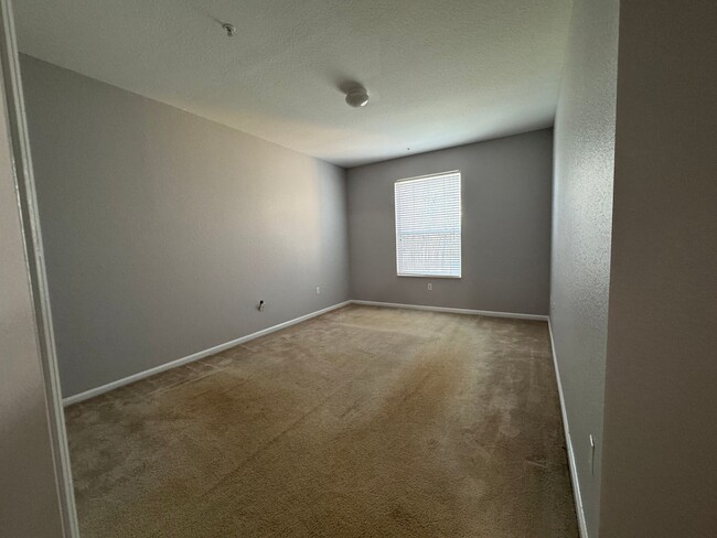 Building Photo - 3 Bedroom 2 Bath Condo In Ventura At Stone...