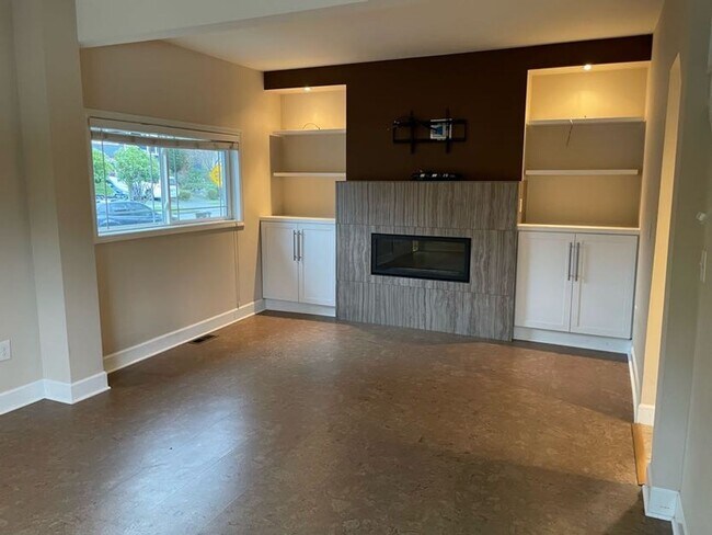Building Photo - Great location, corner lot, pet friendly -...