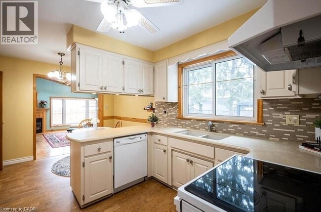 Building Photo - 93 Hillview Dr