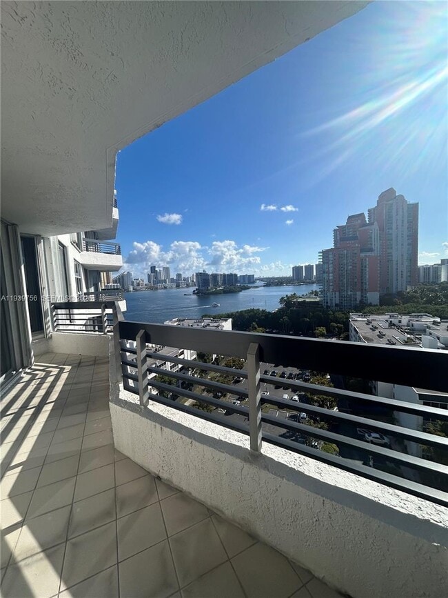 Foto del edificio - 3400 NE 192nd St