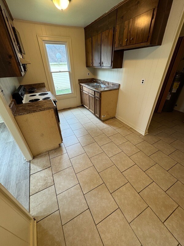 Foto del edificio - 2121 Hazelwood Ave