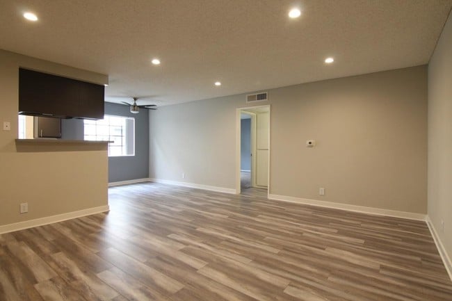 Building Photo - 1 bedroom in Van Nuys CA 91401