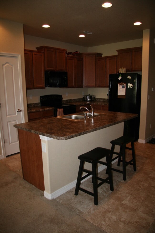 Building Photo - Two Story Townhouse in Old Colorado City!