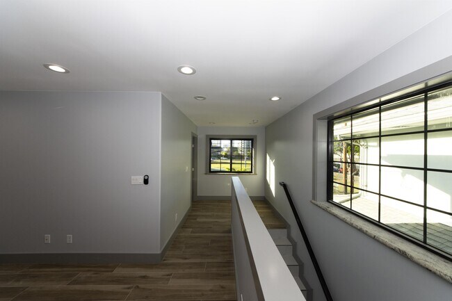 Building Photo - 827 Alder St