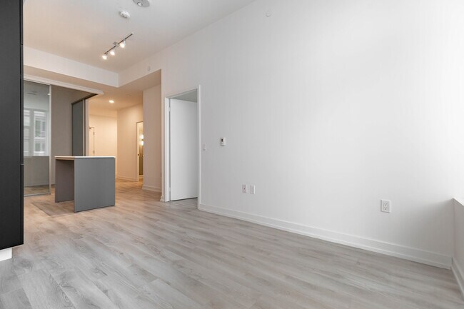 Photo du bâtiment - 33 Helendale Ave