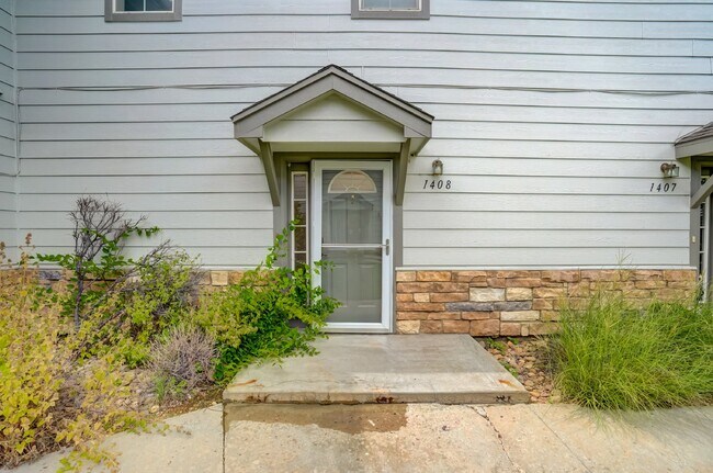 Building Photo - $2,100 - 2 Bed, 2 Bath Townhome in Thornto...