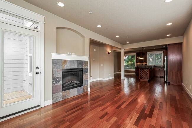 Building Photo - End unit 3BD 2.5BA + Loft +  Tri Level Townhouse w/Garage + AC + Balcony + Washer/Dryer