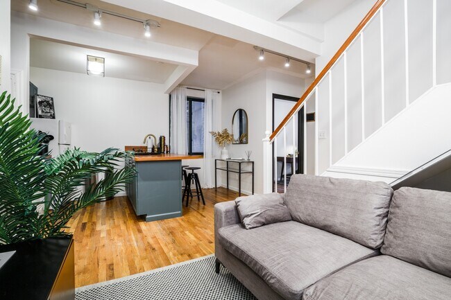 Building Photo - #145 Queen room in East Village 5-bed / 2