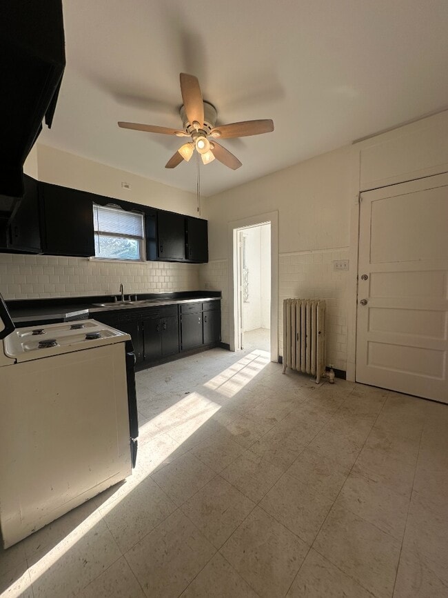 Building Photo - Spacious 2BR Apartment in Roseland – Off-Street Parking & Shared Laundry!