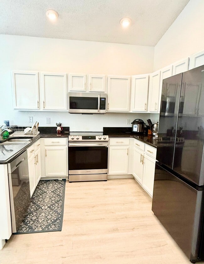 Light & Bright Kitchen - 2414 Siward Ave