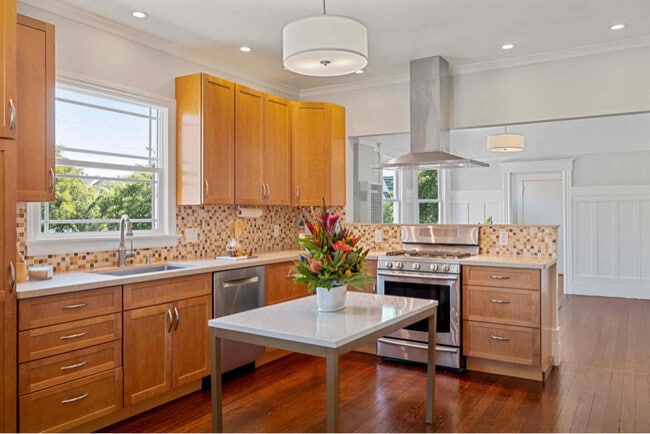 Building Photo - 588 58th St