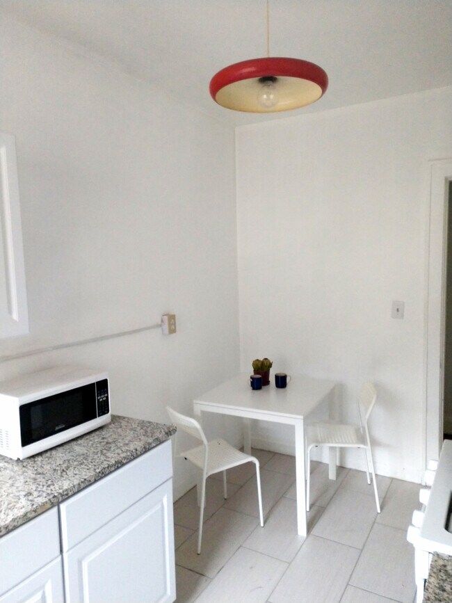 breakfast area - 854 N High St