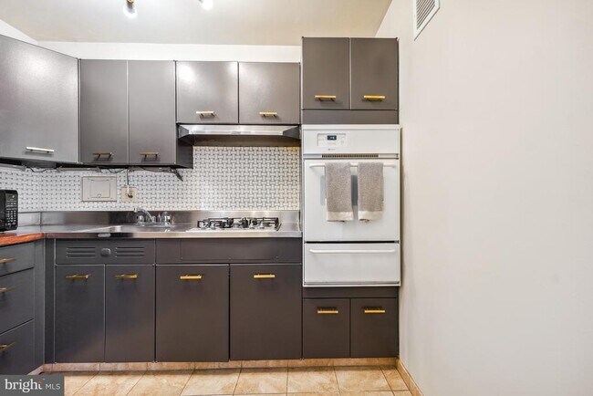 Foto del edificio - 2401 H St NW