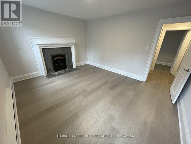 Building Photo - 320-320 Lonsdale Rd