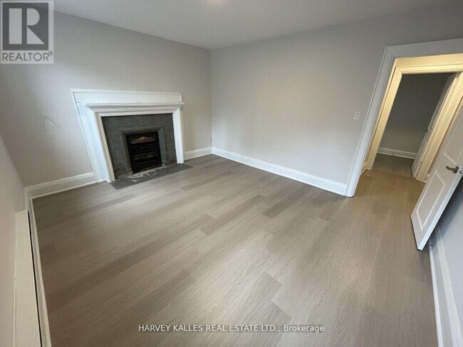 Photo du bâtiment - 320-320 Lonsdale Rd