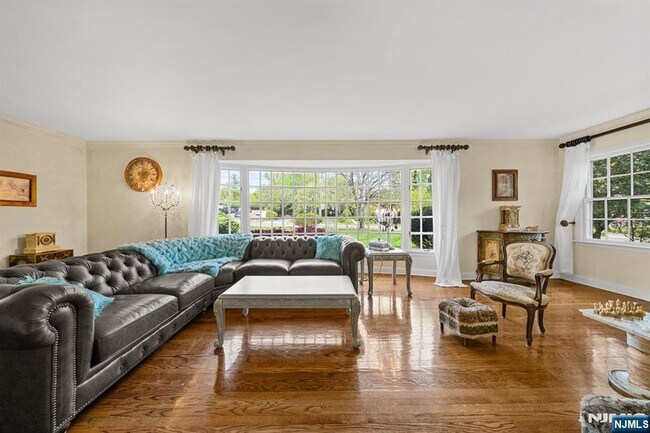 Foto del edificio - 328 W Ridgewood Ave